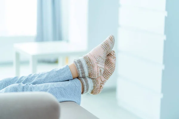 Mujer Descansando Sofá Pijama Acogedores Calcetines Invierno Suaves Cómodos Casa —  Fotos de Stock