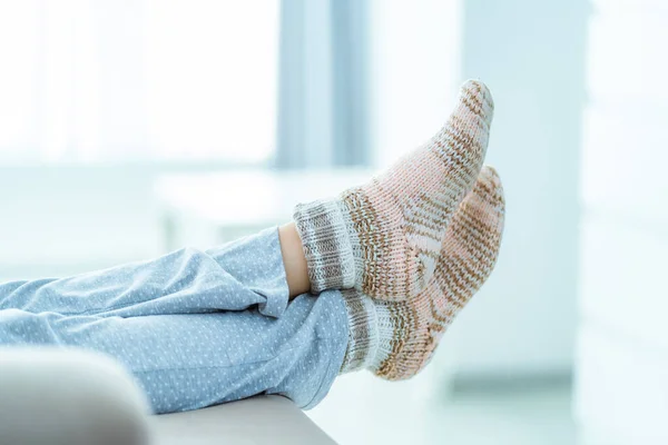 Жінка Відпочиває Дивані Піжамі Затишні Які Теплі Язані Зимові Шкарпетки — стокове фото