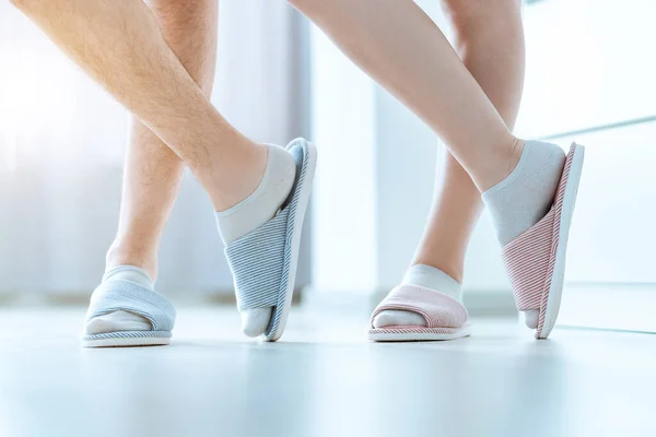 Pareja Familiar Cariñosa Juntos Zapatillas Cómodas Suaves Acogedoras Casa Concepto — Foto de Stock