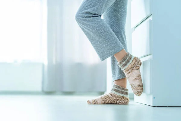 Pernas Femininas Acolhedor Macio Quente Malha Meias Inverno Casa — Fotografia de Stock