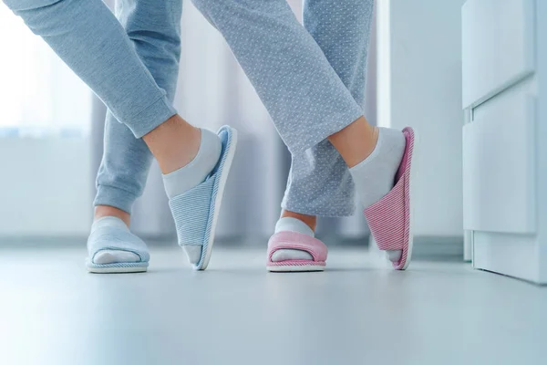 Amar Pareja Casada Juntos Casa Zapatillas Cómodas Suaves Concepto Familia — Foto de Stock