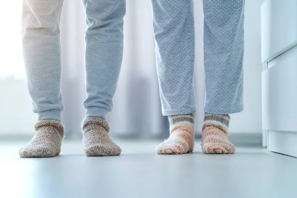 Pareja Casada Cariñosa Calcetines Invierno Suaves Cálidos Juntos Casa Concepto —  Fotos de Stock