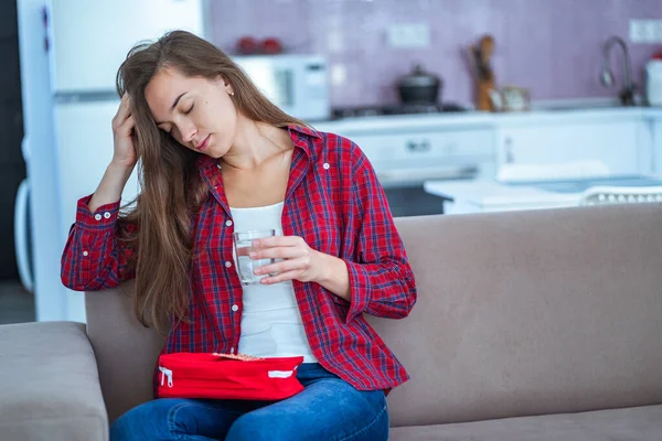 Malade Bouleversé Femme Malheureuse Souffrant Maux Tête Migraine Prend Des — Photo