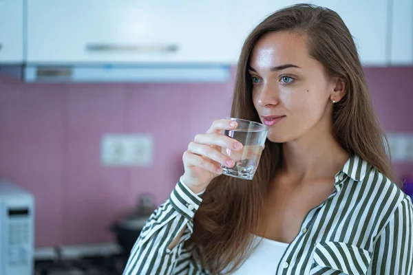 Happy Attractive Young Woman Drinks Clear Purified Glass Water Kitchen — Stock Photo, Image