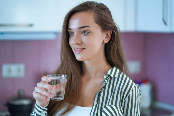 Feliz Joven Atractiva Sosteniendo Vaso Agua Limpia Purificada Cocina Casa —  Fotos de Stock