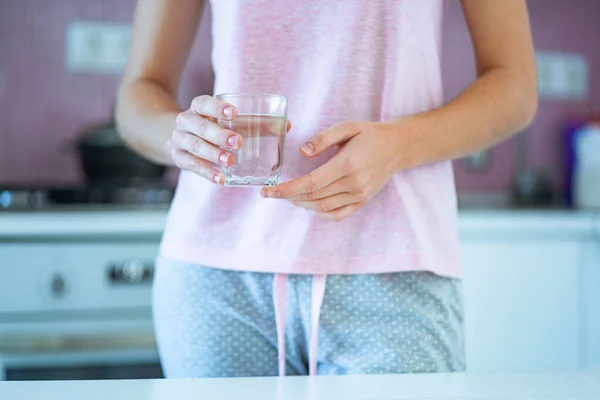 Vrouw Pyjama Houdt Morgens Een Glas Helder Gezuiverd Water Hand — Stockfoto