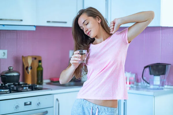 Gelukkig Slaperige Vrouw Pyjama Stretching Drinkt Een Glas Helder Gezuiverd — Stockfoto