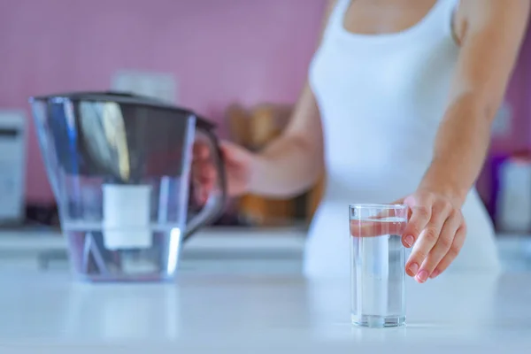 Drinkende Vrouw Drinkt Helder Gezuiverd Water Uit Een Waterfilter Ochtend — Stockfoto
