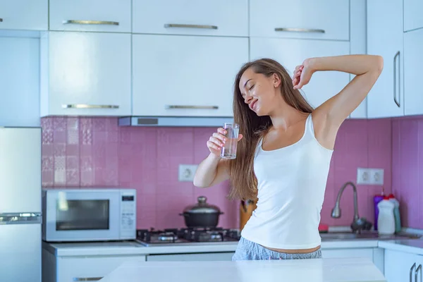 Mulher Sonolenta Feliz Alongando Bebe Copo Água Manhã Purificada Limpa — Fotografia de Stock