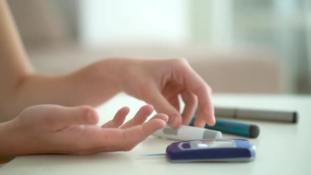糖尿病患者は 自宅で血糖値を測定します ヘルスケア 糖尿病のライフスタイル — ストック動画