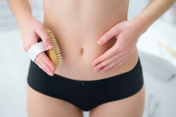 Vrouw Borstelen Van Huid Buik Met Een Droge Houten Borstel — Stockfoto