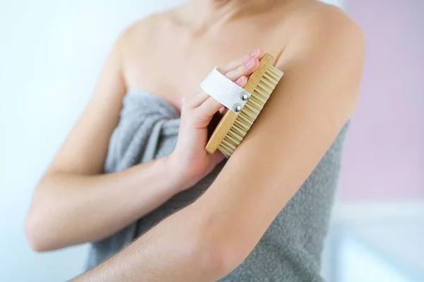 Vrouw Bad Handdoek Borstelen Huid Met Een Droge Houten Borstel — Stockfoto