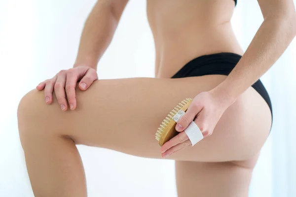 Woman Brushing Skin Buttocks Butt Dry Wooden Brush Prevent Treatment — Foto Stock