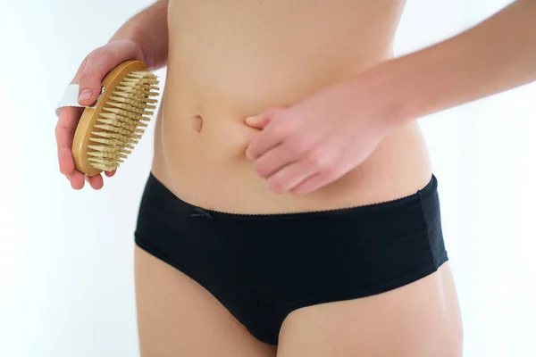 Vrouw Borstelen Van Huid Buik Met Een Droge Houten Borstel — Stockfoto