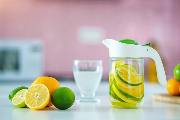 Glaskrug Mit Erfrischendem Aufgossenem Entgiftungszitruswasser Für Vitamin Entgiftungsgetränk Schlankheitsgetränke Für — Stockfoto