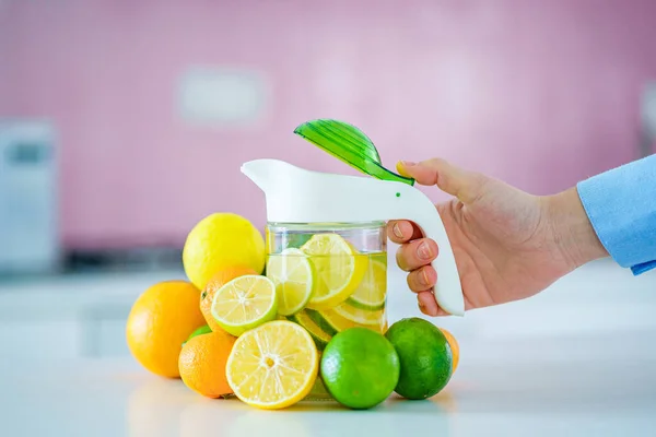 Glass Jug Refreshing Infused Detoxification Citrus Water Vitamin Detox Drink — Foto de Stock