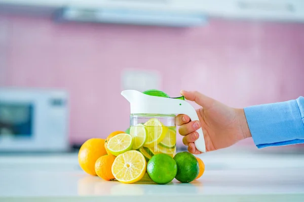 Glas Kanna Med Uppfriskande Infunderad Avgiftning Citrus Vatten För Vitamin — Stockfoto