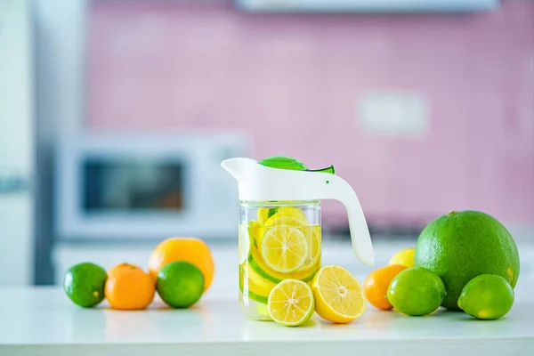 Glass Jug Refreshing Infused Detoxification Citrus Water Vitamin Detox Drink — Foto de Stock