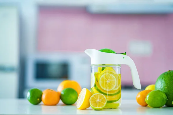 Glaskrug Mit Erfrischendem Aufgossenem Entgiftungszitruswasser Für Vitamin Entgiftungsgetränk Abnehmen Antioxidative — Stockfoto