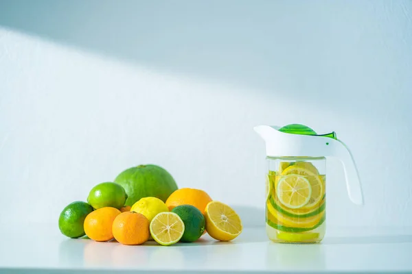 Glas Kanna Med Uppfriskande Infunderad Avgiftning Citrus Vatten För Vitamin — Stockfoto