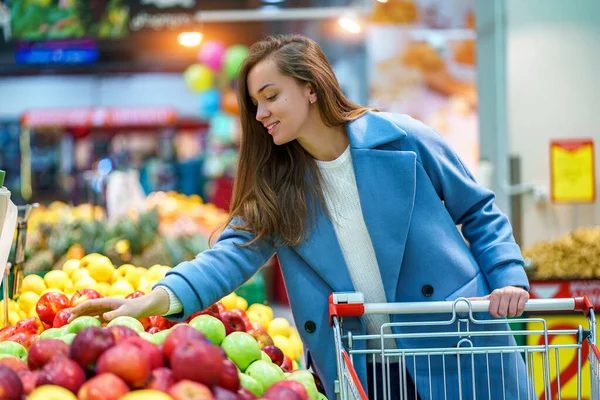 Portret Van Een Lachende Aantrekkelijke Jonge Vrouw Met Kar Supermarkt — Stockfoto