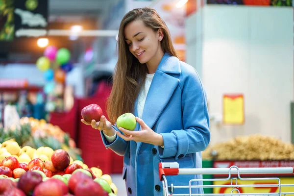 Portret Van Een Aantrekkelijke Vrouw Koper Met Kar Supermarkt Tijdens — Stockfoto