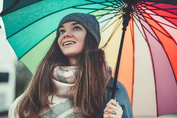 Retrato Feliz Sonrisa Alegre Mujer Despreocupada Con Paraguas Color Brillante — Foto de Stock