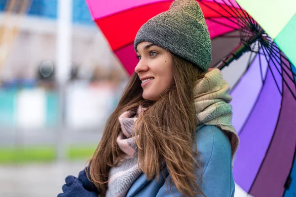 Retrato Feliz Sonrisa Alegre Mujer Despreocupada Ropa Abrigo Con Paraguas — Foto de Stock