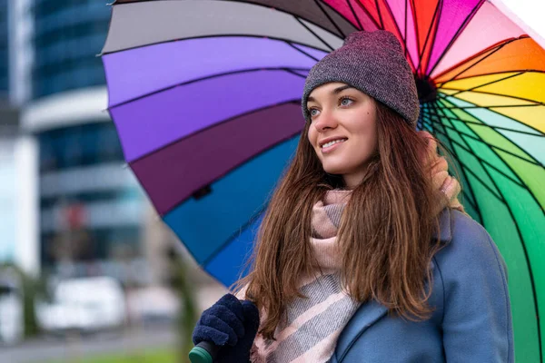 Retrato Feliz Sonrisa Alegre Mujer Despreocupada Ropa Abrigo Con Paraguas — Foto de Stock