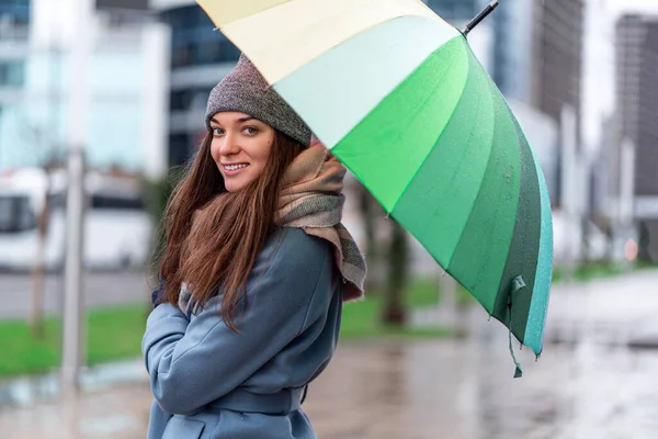 Retrato Feliz Sonrisa Alegre Mujer Despreocupada Ropa Abrigo Con Paraguas — Foto de Stock