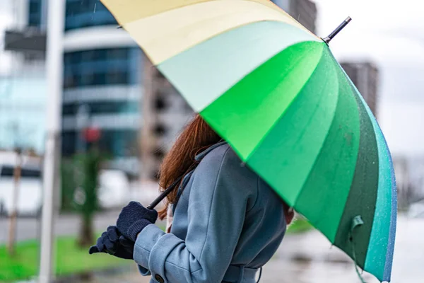 Frau Mit Leuchtend Farbigem Regenbogenschirm Freien Regenschutz Einem Regentag Und — Stockfoto