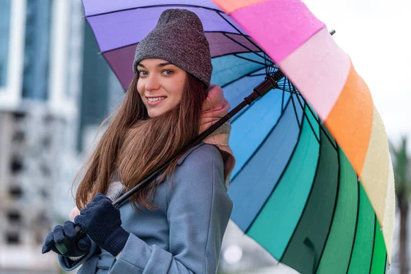 Retrato Feliz Sonrisa Alegre Mujer Despreocupada Ropa Abrigo Con Paraguas — Foto de Stock