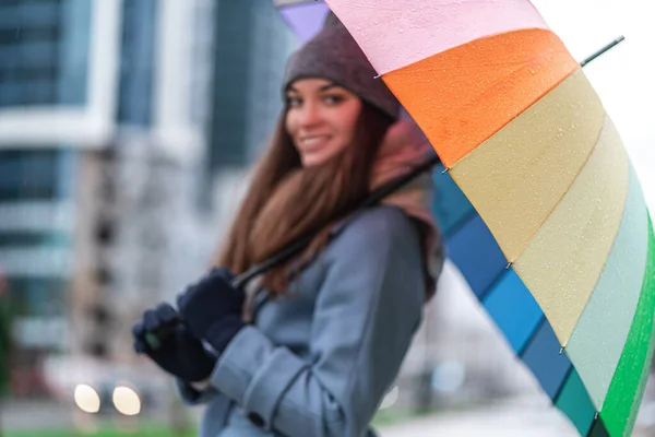 Retrato Mujer Alegre Sonriente Feliz Ropa Abrigo Con Paraguas Arco — Foto de Stock