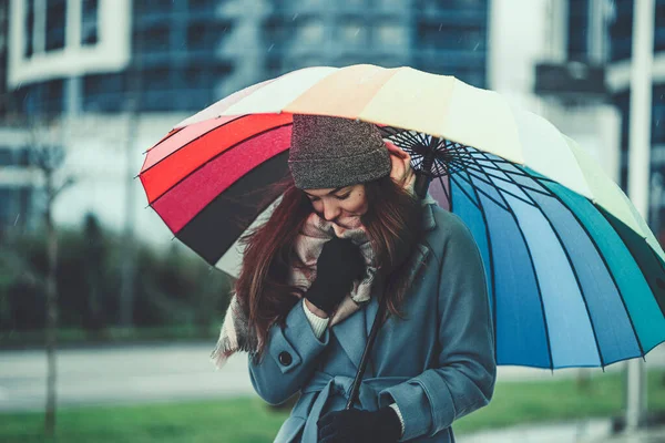 Retrato Mujer Envuelta Ropa Abrigo Con Paraguas Durante Clima Frío — Foto de Stock