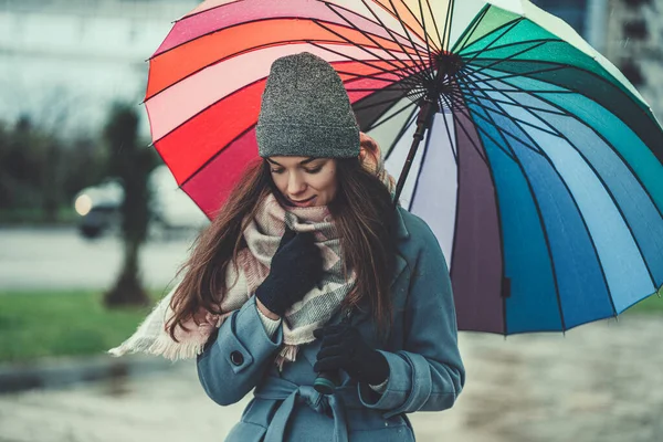 Retrato Mujer Envuelta Ropa Abrigo Con Paraguas Durante Clima Frío — Foto de Stock