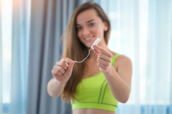 Jonge Gezonde Vrouw Houdt Katoen Sanitaire Vrouwelijke Tampon Ter Bescherming — Stockfoto