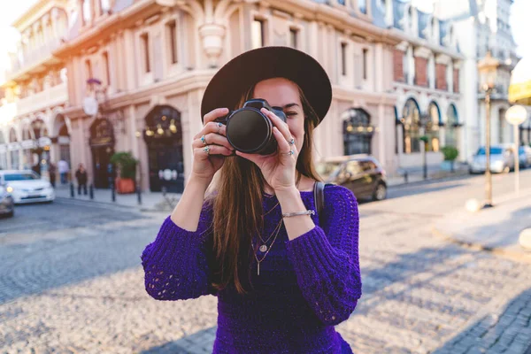 유럽의 도시를 여행하는 Dslr 카메라를 모자를 여행자 작가가 사진을 찍는다 — 스톡 사진