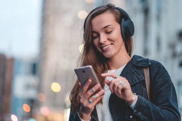 Junge Fröhliche Stylische Hipsterfrau Mit Lässigem Hipster Look Ändert Songs — Stockfoto