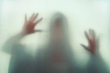 Odak noktasında korkunç paranormal hayalet kadın gölgesi. Bulanık el ve vücut şekli soyutlaması.