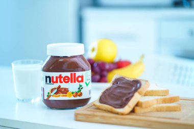 Batumi, Georgia - 11 Kasım 2019. Çikolata ve bir bardak taze sütle sağlıklı bir kahvaltı.. 