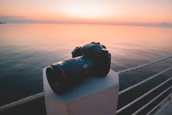 Câmera Digital Dslr Com Lente Perto Cais Mar Pôr Sol — Fotografia de Stock