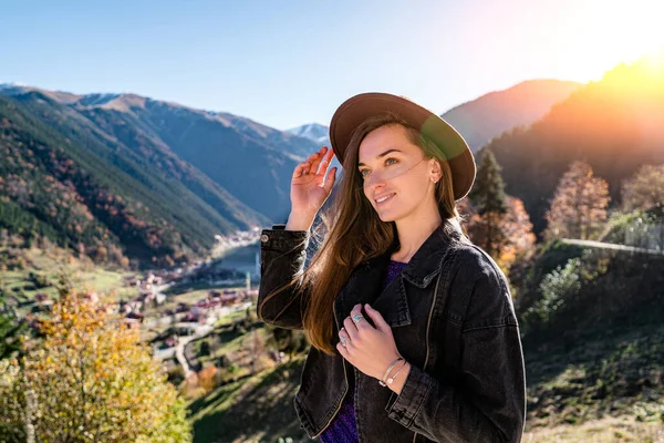 Portrait Happy Smiling Attractive Woman Traveler Felt Hat Black Denim — Stock Photo, Image