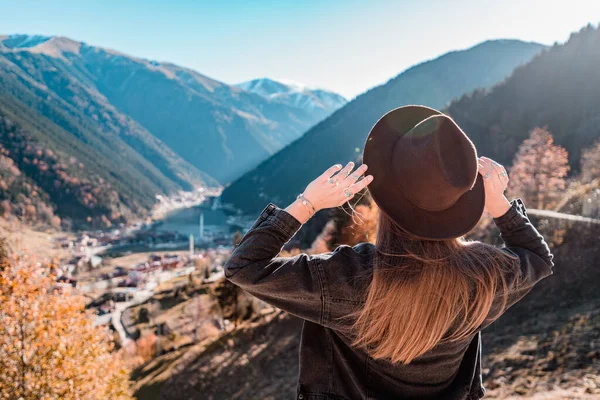 Mujer Viajera Sombrero Fieltro Una Chaqueta Mezclilla Negro Encuentra Fondo — Foto de Stock