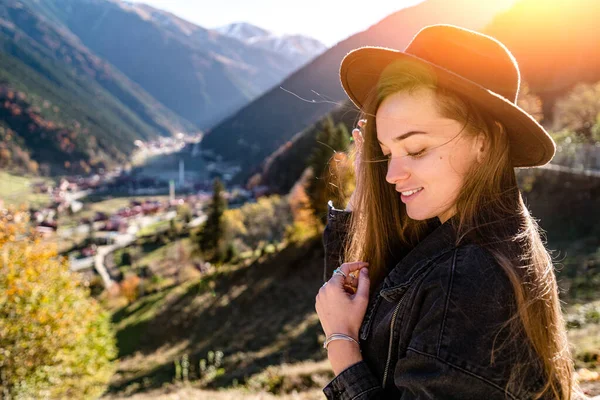 Happy Attractive Joyful Woman Traveler Felt Hat Black Denim Jacket — Stock Photo, Image
