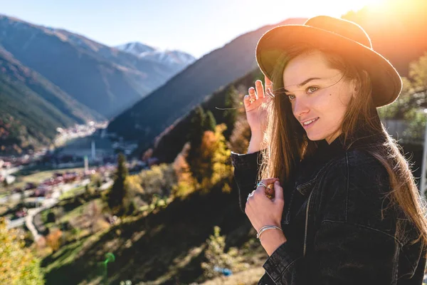 Happy Attractive Joyful Woman Traveler Felt Hat Black Denim Jacket — Stock Photo, Image