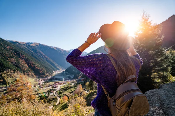 Elegante Mujer Hipster Moda Viajero Sombrero Fieltro Con Mochila Marrón — Foto de Stock