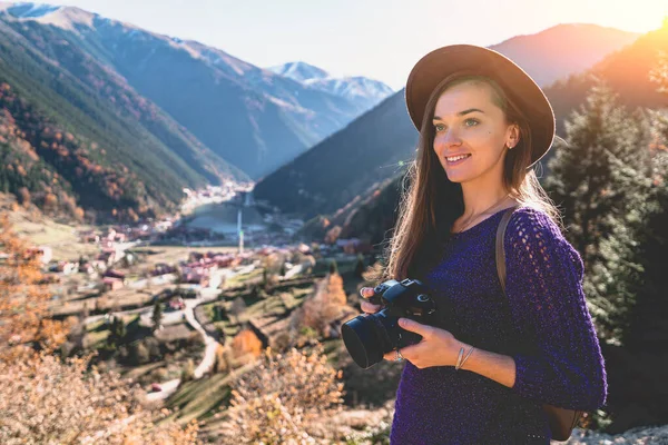 トルコ旅行中にトラブゾンの山やウズンゴル湖の写真を撮影中にフェルト帽子でスタイリッシュな流行のヒップスター女性旅行写真家の肖像 — ストック写真