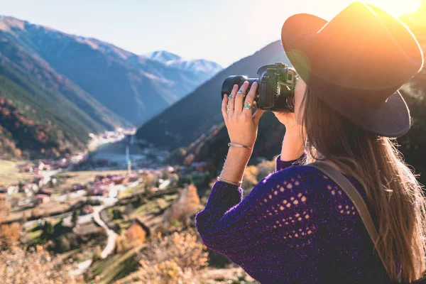 Stylish Trendy Hipster Woman Traveler Photographer Felt Hat Dslr Camera — Stock Photo, Image