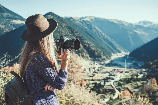 トルコ旅行中にトラブゾンの山やウルグゴル湖の写真を撮るDslrカメラとフェルト帽子のスタイリッシュなヒップスター女性旅行写真家 — ストック写真