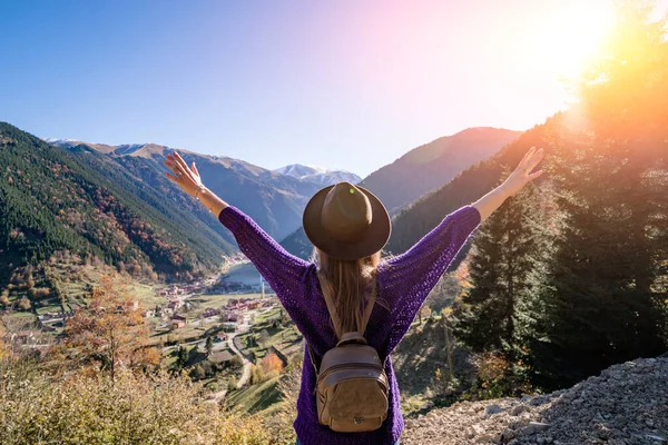 Elegante Mujer Hipster Libre Moda Viajero Sombrero Marrón Con Mochila — Foto de Stock